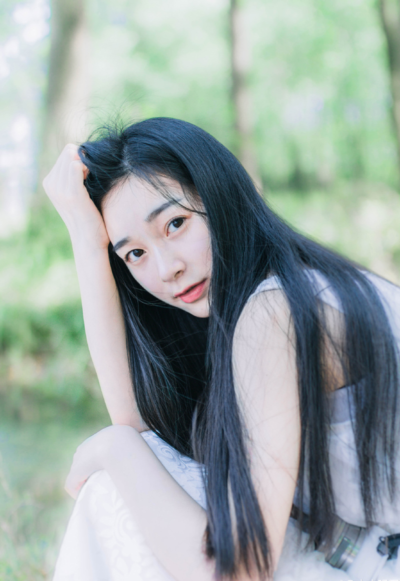 如果可以，请告诉，我还在怀恋你的时候，你是否把你曾经的温暖留在了我的心中;如果是那样，我会用这仅有的一丝温暖，来感受过往的情意绵绵。不会忘记你，所以还是会想你!当我孤独的时候，还可以想着你，那该有多甜蜜!